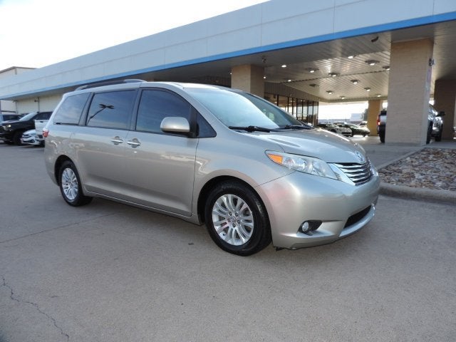 2016 Toyota Sienna XLE 8 Passenger